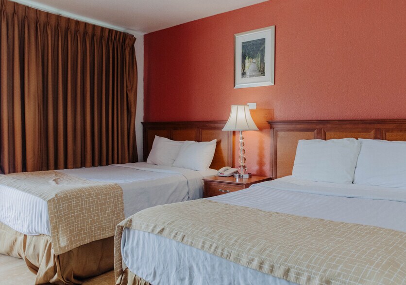 More Photos Of 1600 Cedar St, Raton Hotel For Sale