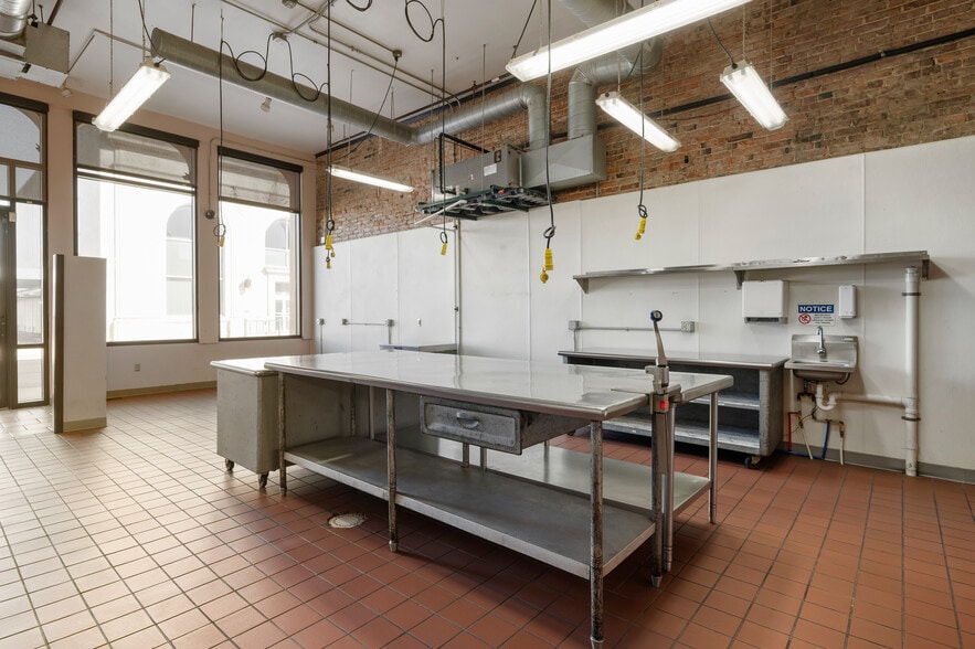 More Photos Of 108 S Walnut St, Muncie Office For Sale