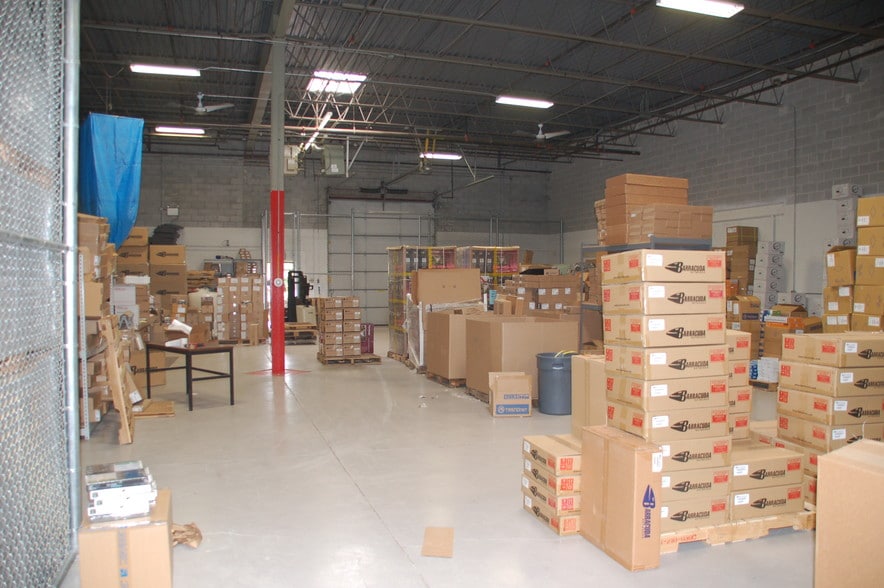 More Photos Of 3160-3196 N Kennicott Ave, Arlington Heights Warehouse For Lease