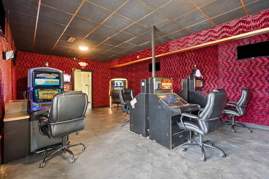 More Photos Of 801 N Fee St, Helena Bar For Sale