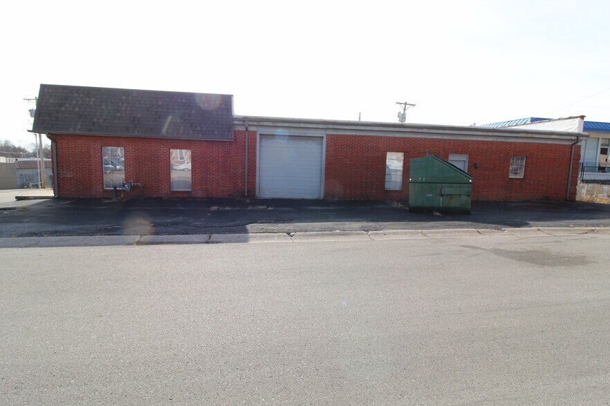 More Photos Of 3618 E Noland Ct, Independence Light Manufacturing For Sale