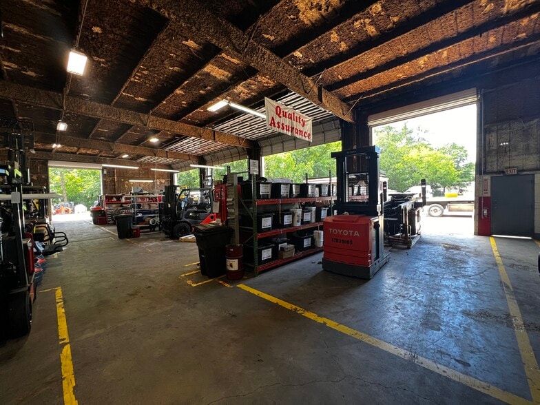 More Photos Of 560 Cynthia St, Jacksonville Warehouse For Sale