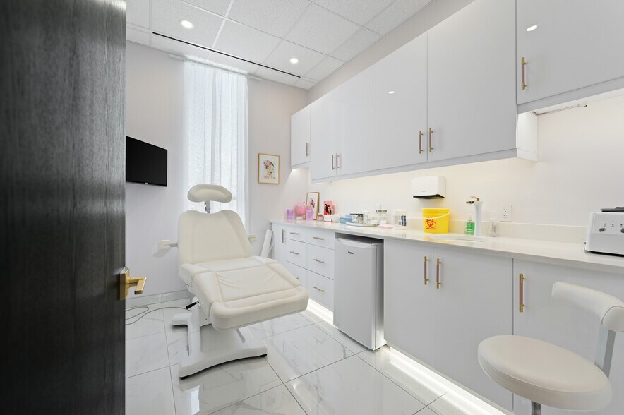 More Photos Of 4620-4624 16 Av NW, Calgary Medical For Lease