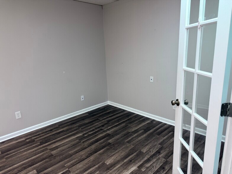 More Photos Of 1910 Garden Springs Dr, Lexington Office For Lease