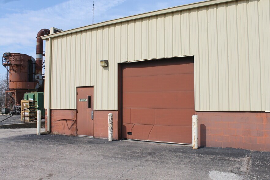 More Photos Of 121 Industrial Dr, Dekalb Manufacturing For Sale