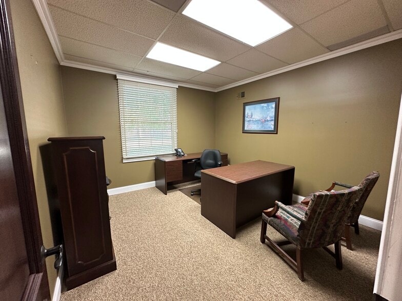 More Photos Of 31886 Northwestern Hwy, Farmington Office For Lease