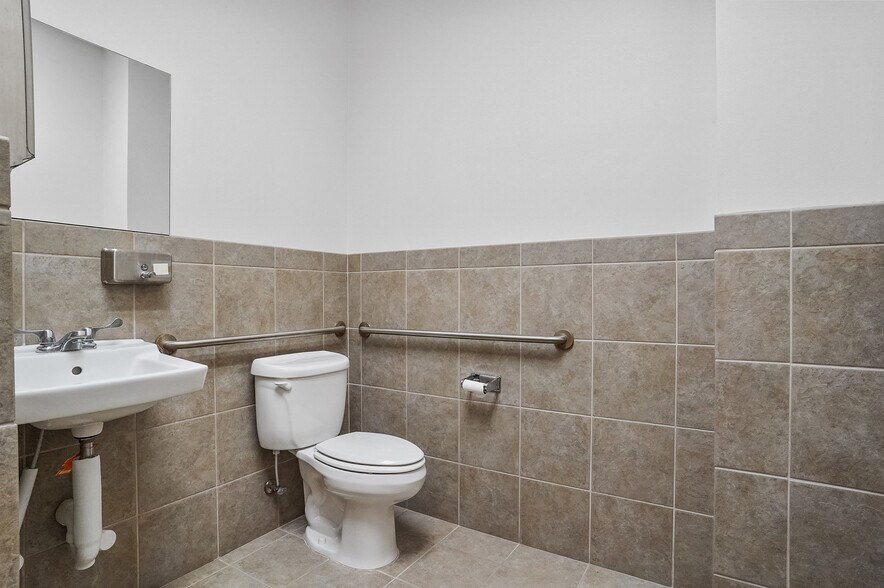 More Photos Of 120 W Aurora Rd, Northfield Medical For Lease