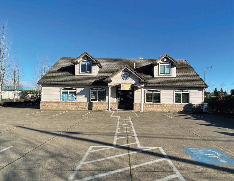 More Photos Of 2053 Laura St, Springfield Showroom For Lease