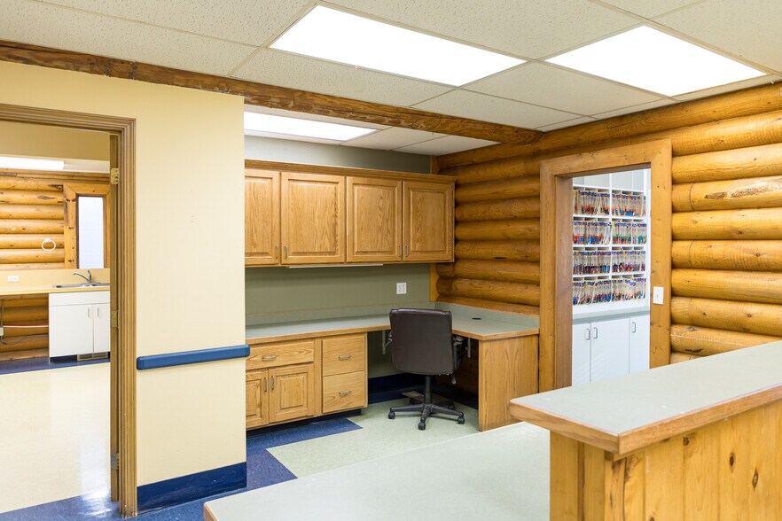 More Photos Of 2502-2514 SW 4th ave, Ontario Veterinarian Kennel For Lease
