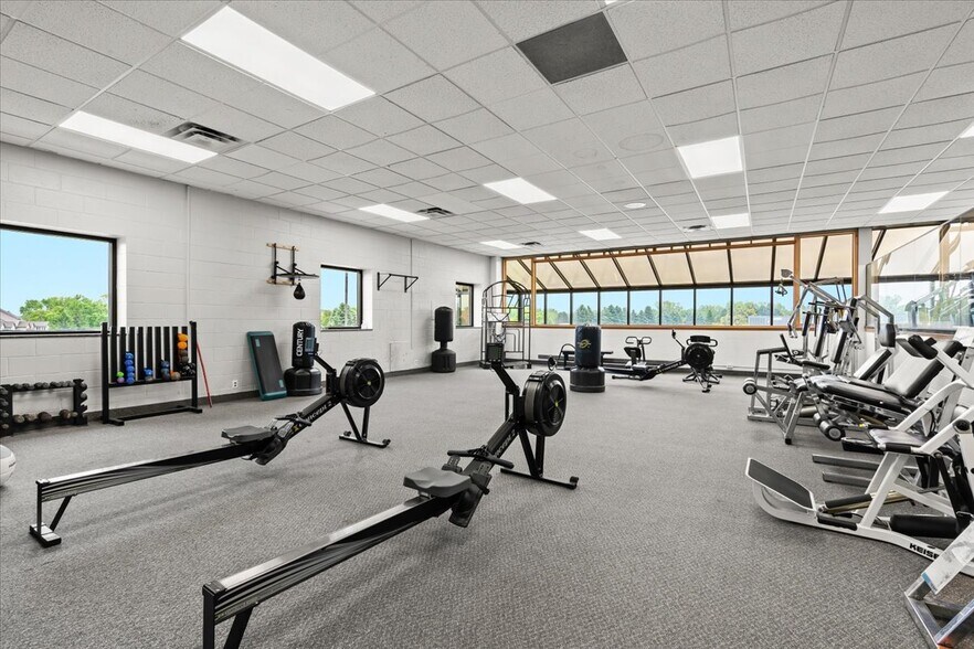 More Photos Of 2140 Fairway Dr, Davison Sports And Entertainment For Sale