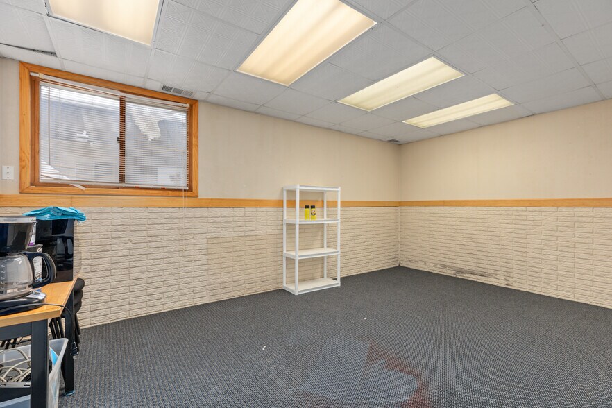 More Photos Of 902 W Union Ave, Litchfield Office For Sale