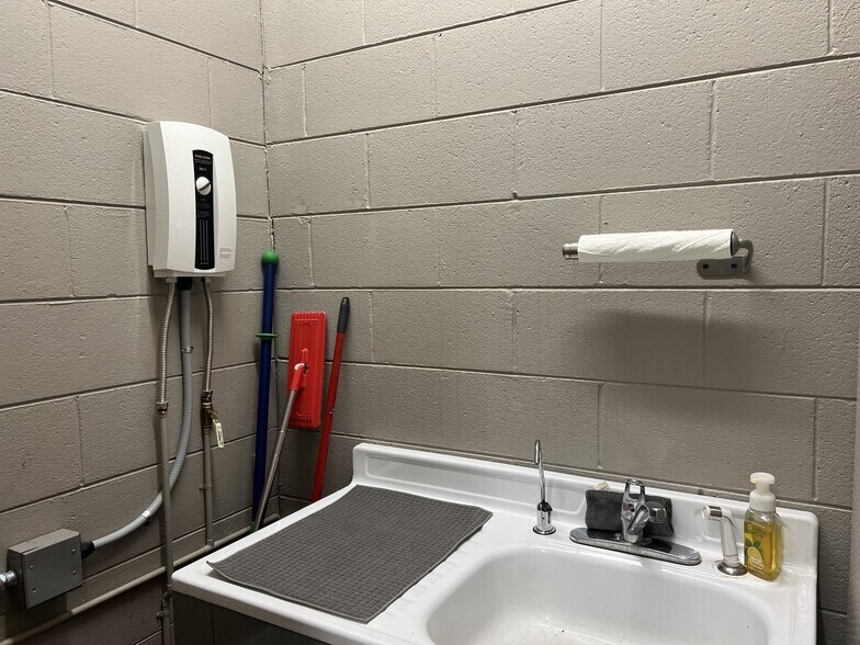 More Photos Of 103 E 3rd St, Aroma Park Office For Sale