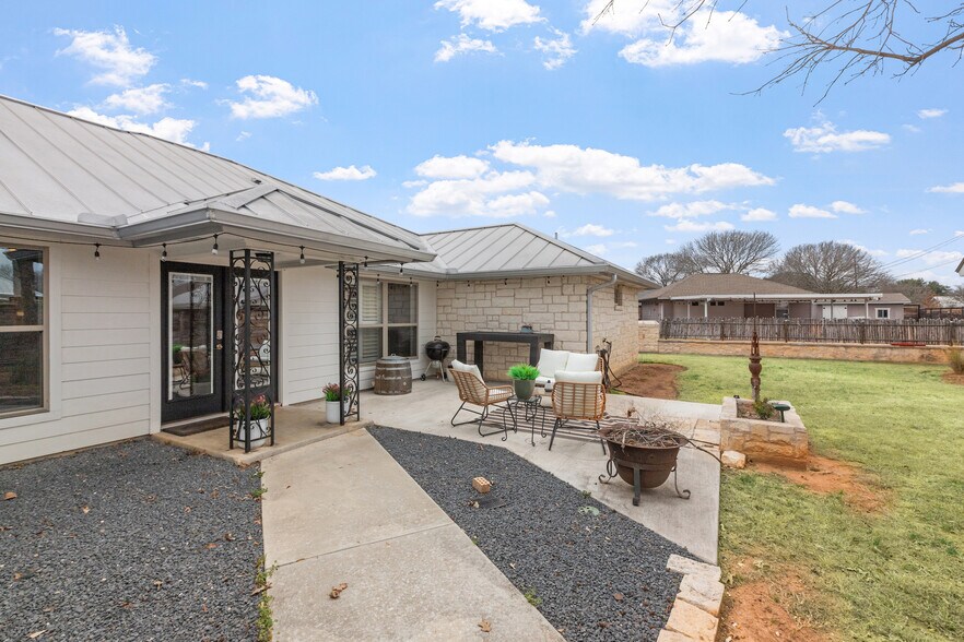 More Photos Of 608 W Morse St, Fredericksburg Specialty For Sale