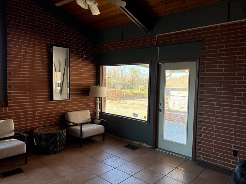 More Photos Of 11305 Hickman Mills Dr, Kansas City Office For Lease
