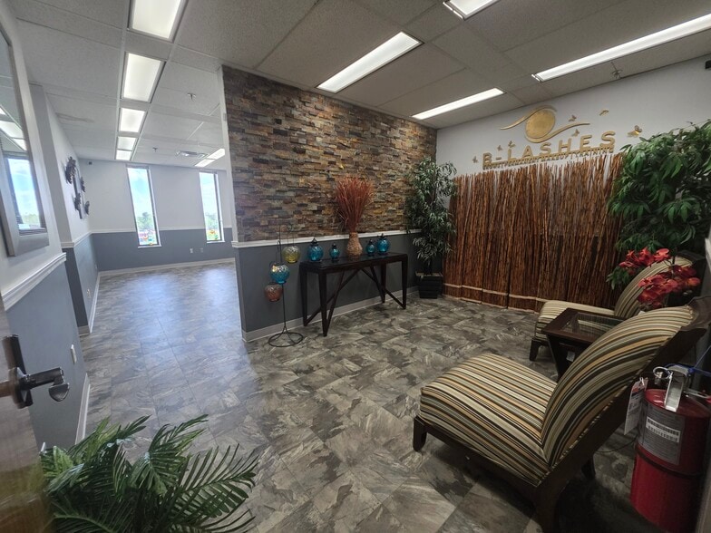 More Photos Of 2700 E Dublin Granville Rd, Columbus Office For Lease