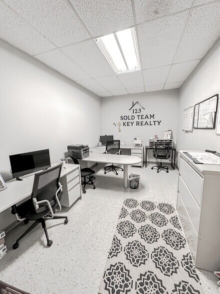 More Photos Of 4441 N Summit St, Toledo Unknown For Lease