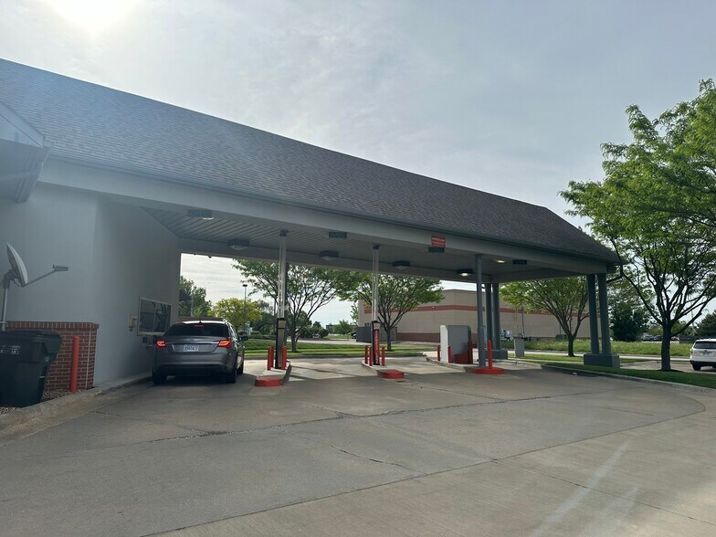 More Photos Of 2221 W 31st St, Lawrence Bank For Lease