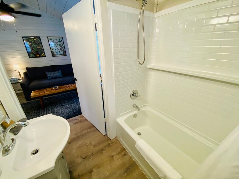 More Photos Of 104 Scudder Ln, Wimberley Hotel For Sale