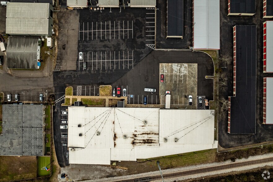 More Photos Of 110-114 Taylor Industrial Blvd, Hendersonville Manufacturing For Lease