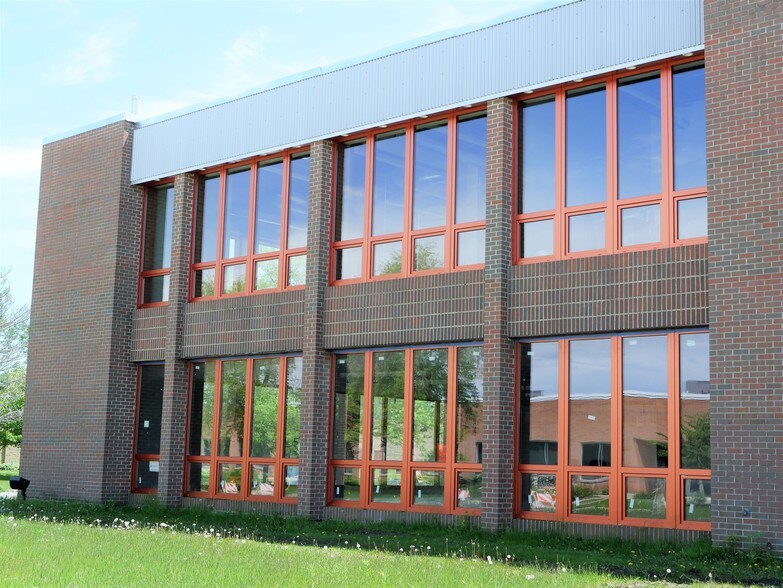 More Photos Of 3005 MacArthur Blvd, Northbrook Flex For Lease