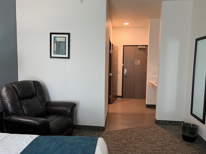 More Photos Of 711 Commercial Ave, Eagle Grove Hotel For Sale