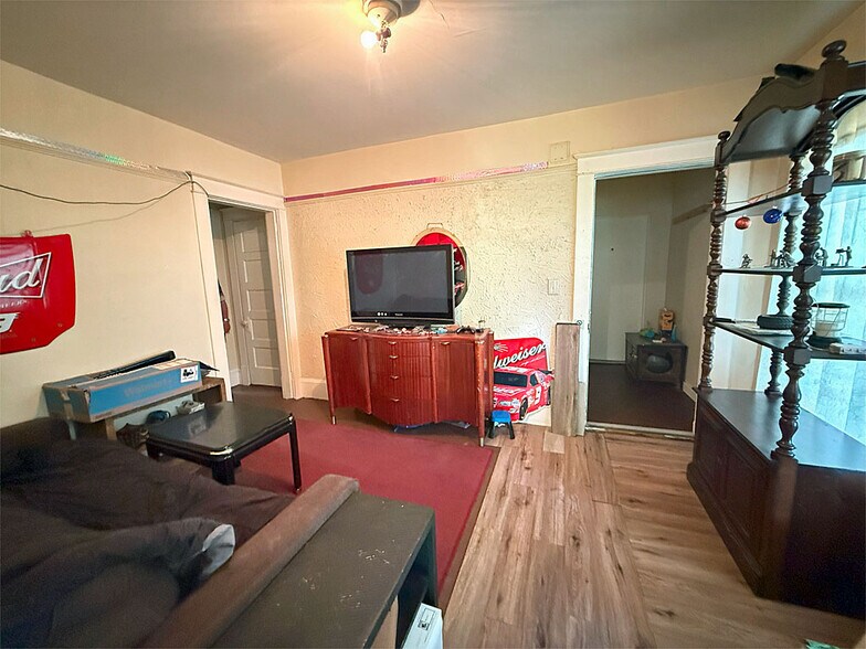 More Photos Of 86 Strongs Ave, Rutland Freestanding For Sale