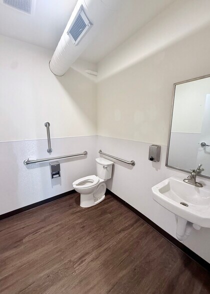 More Photos Of 5402-5406 Lakeside Ave, Richmond Storefront For Lease