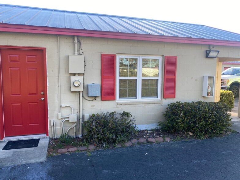 More Photos Of 5811 Market St, Wilmington Self Storage For Lease