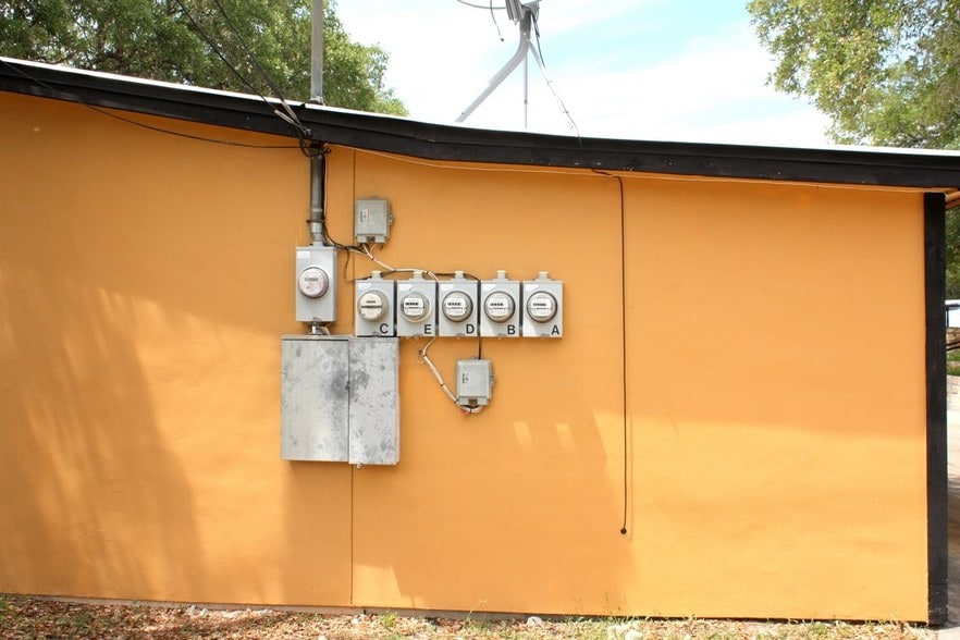 More Photos Of 10877 Park Road 37, Lakehills Storefront Retail Office For Lease