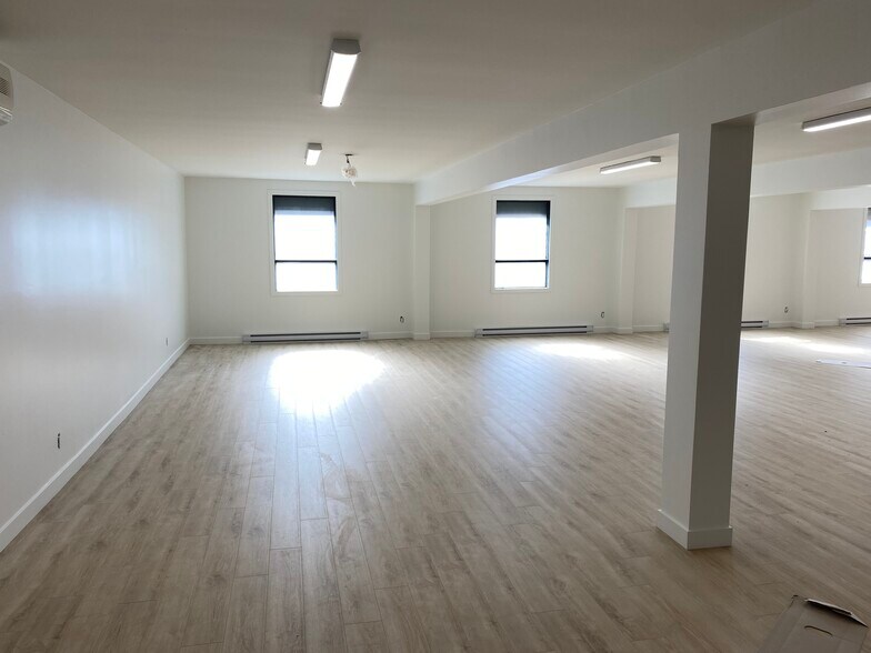 More Photos Of 106 Rue Saint-Louis, Longueuil General Retail For Sale