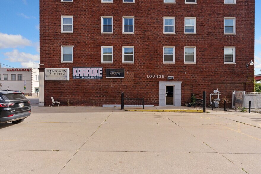 More Photos Of 36 W 4th St, Dubuque Hotel For Sale