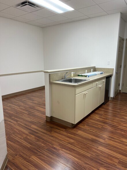 More Photos Of 3920 Bee Ridge Rd, Sarasota Medical For Lease