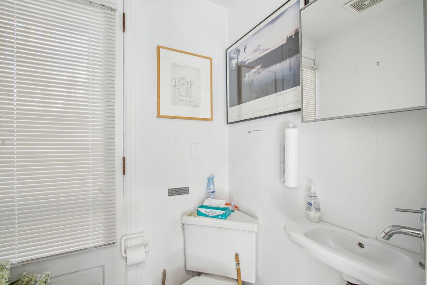 More Photos Of 41 Meetinghouse Ln, Southampton Office For Sale