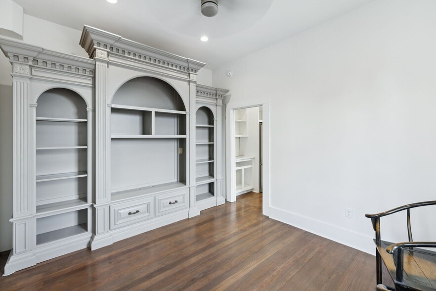 More Photos Of 321 E Dewey Pl, San Antonio Office For Sale