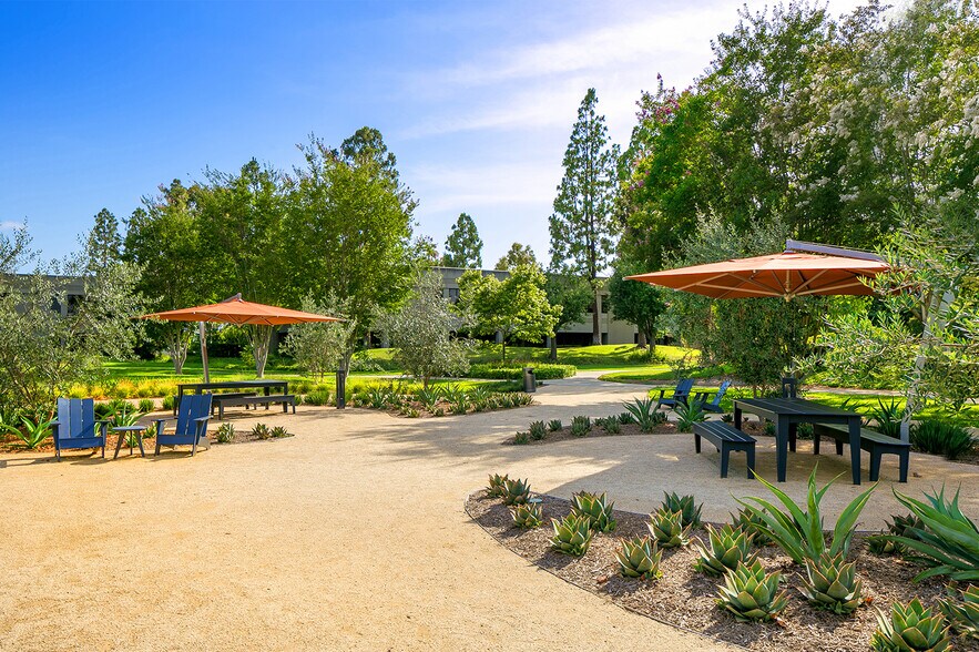 More Photos Of 18008 Skypark Cir, Irvine Loft Creative Space For Lease