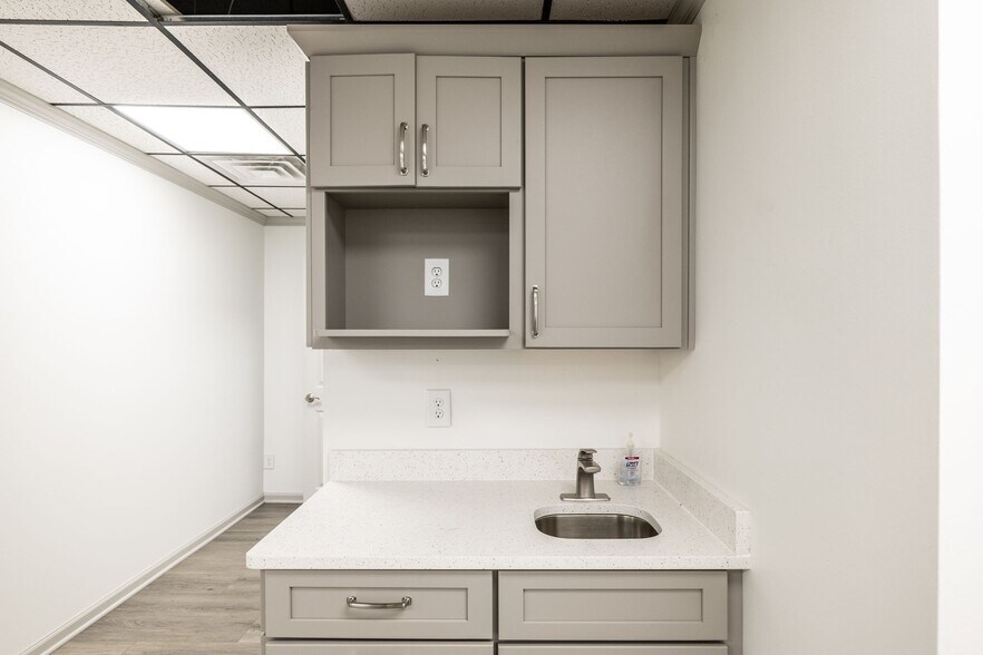 More Photos Of 363 W Main St, Hendersonville Light Distribution For Lease