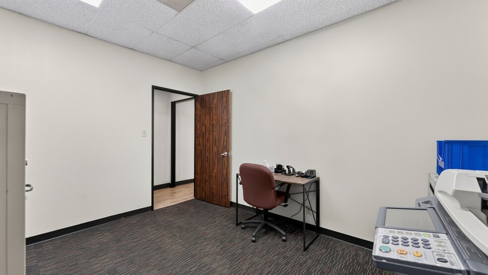 More Photos Of 16522-16536 Park Row, Houston Light Distribution For Sale
