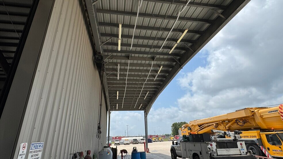 More Photos Of 6327 Thompson Rd, Baytown Truck Terminal For Lease