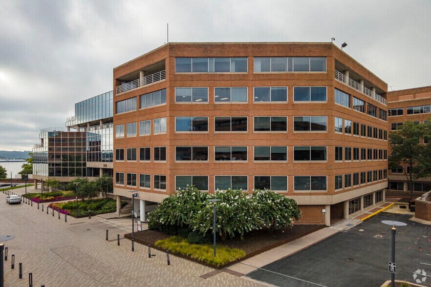 More Photos Of 44 Canal Center Plz, Alexandria Office For Lease