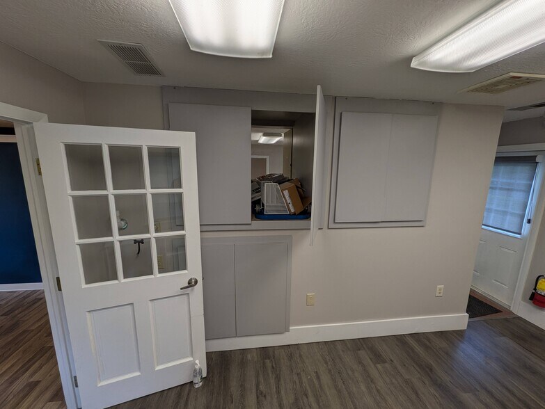 More Photos Of 2527 W Dublin Granville Rd, Columbus Veterinarian Kennel For Sale