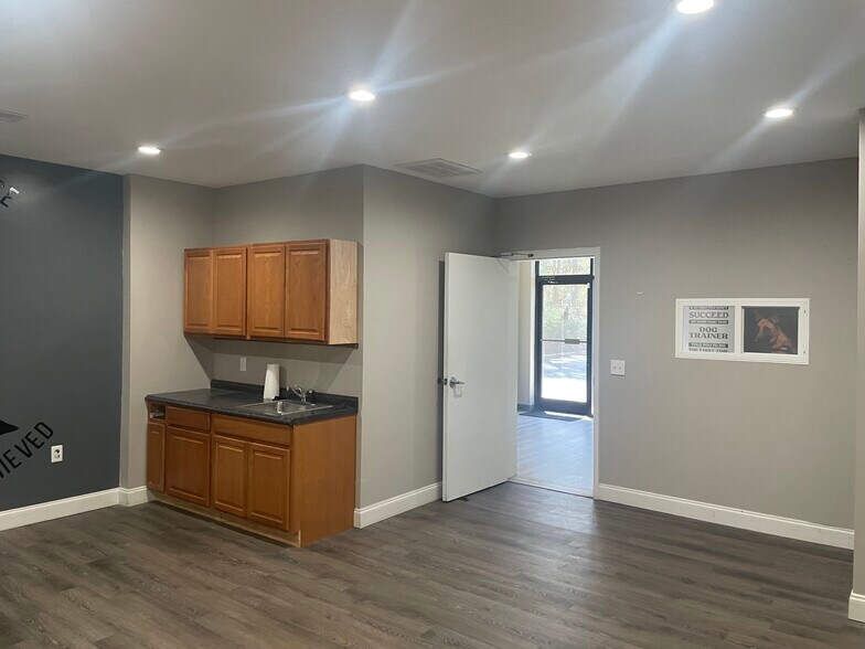 More Photos Of 4912 Alpinis Dr, Raleigh Flex For Lease