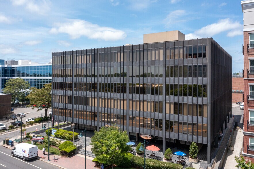 More Photos Of 170 Old Country Rd, Mineola Office For Lease