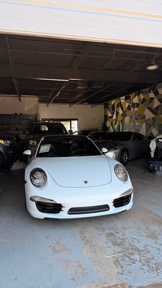 More Photos Of 11061 Shady Trl, Dallas Showroom For Lease