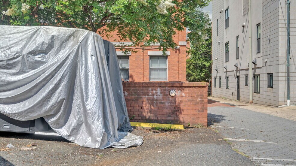 More Photos Of 323 8th St NE, Washington Apartments For Sale