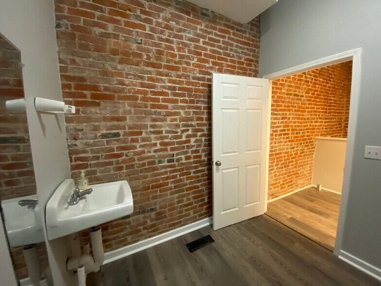 More Photos Of 2514 College Ave, Alton Specialty For Lease