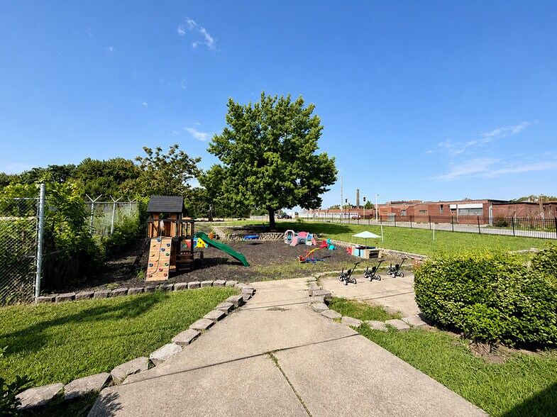More Photos Of 1004 Gaty ave, East Saint Louis General Retail For Sale