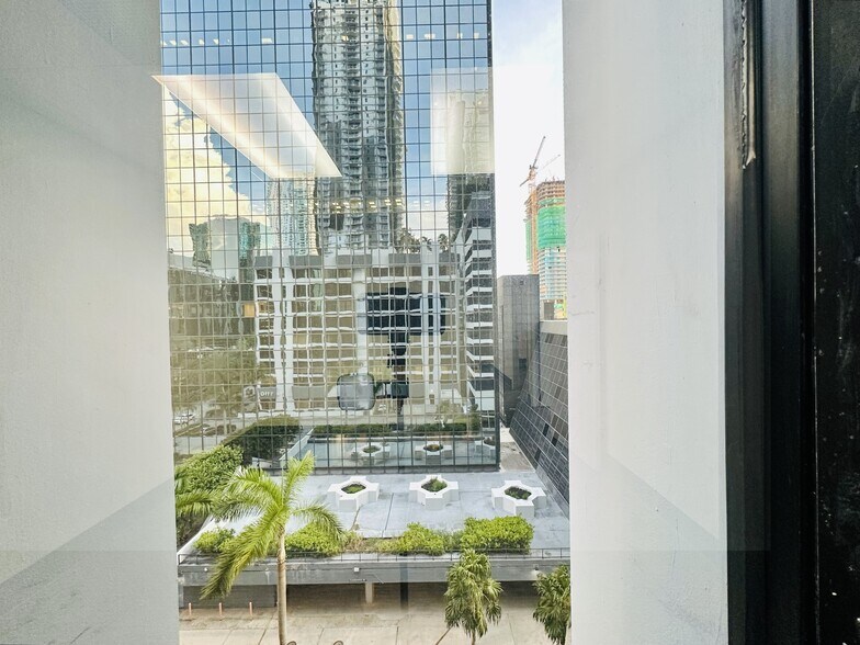 More Photos Of 1110 Brickell Ave, Miami Office For Lease