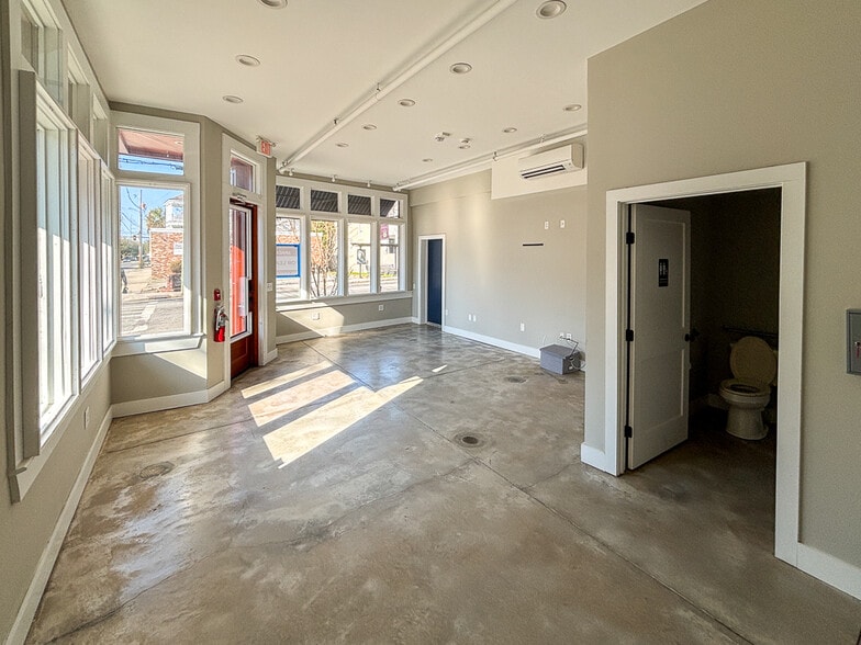 More Photos Of 171 Spring St, Charleston Storefront Retail Residential For Lease