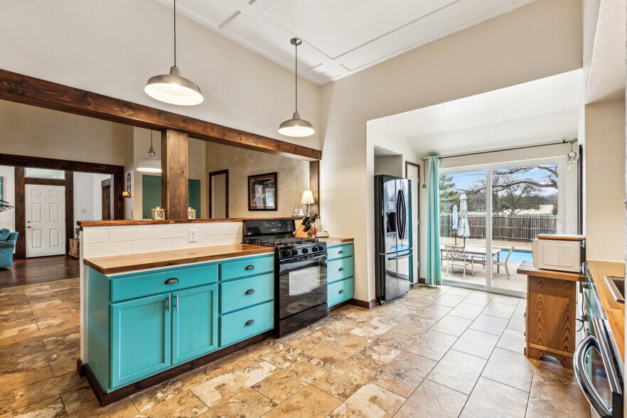 More Photos Of 512 N Travis St, Granbury Hospitality For Sale