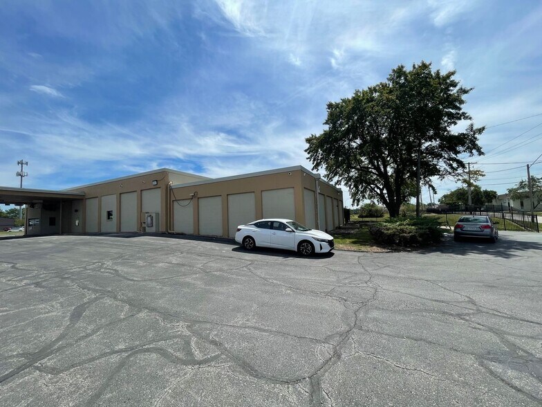 More Photos Of 9300 Blue Ridge Blvd, Kansas City Bank For Lease